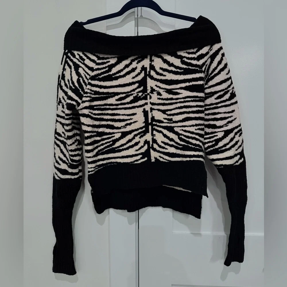 Nicholas K Zebra Print Off-Shoulder Sweater in Size XS Pima Cotton Luxurious